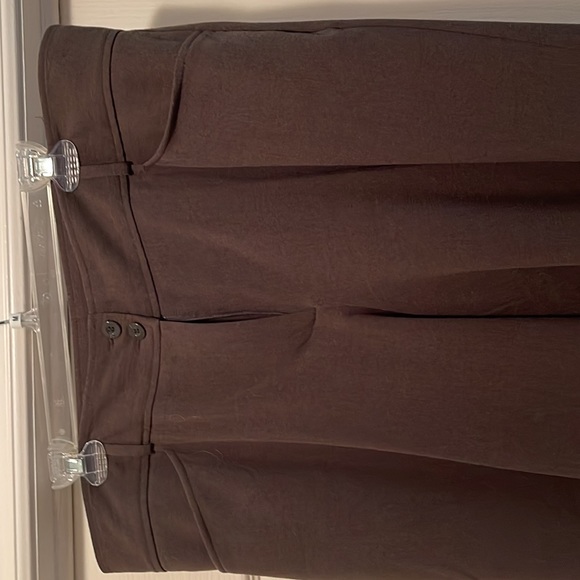 Dressy capri pants in a beautiful deep earthy green colour. - Picture 5 of 8